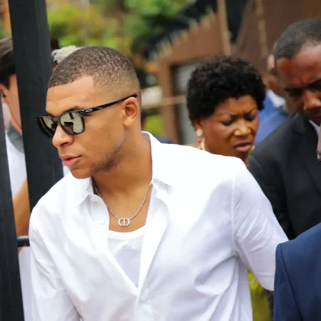 麥巴比正式同巴黎聖日耳門反面