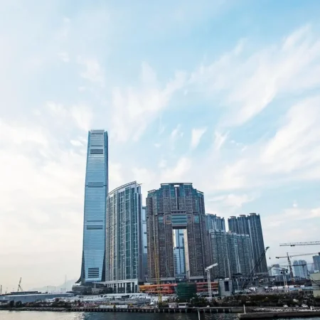 “香港消費市場：電子消費券激勵下的振興與展望” – 開心購物節及電子消費券的重要性及市場拉動效應