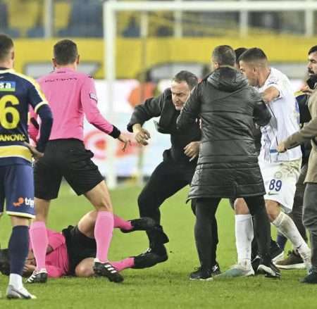 土超聯賽無限期暫停，球會會長出拳打球證